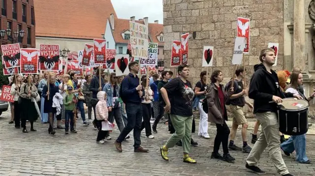 Десетине становника Риге протестује у центру града