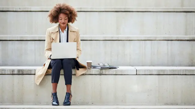 امرأة تجلس على درج سلم 