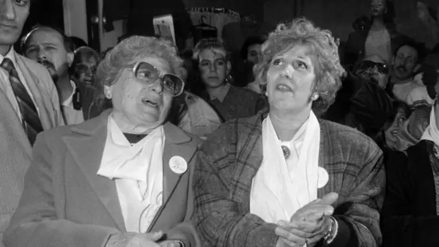 رزا - چپ - در این عکس در سال ۱۹۸۷ کنار استلا د کلالوتو، یکی دیگر از بنیان‌گذاران گروه مادربزرگان میدان مایو نشسته است