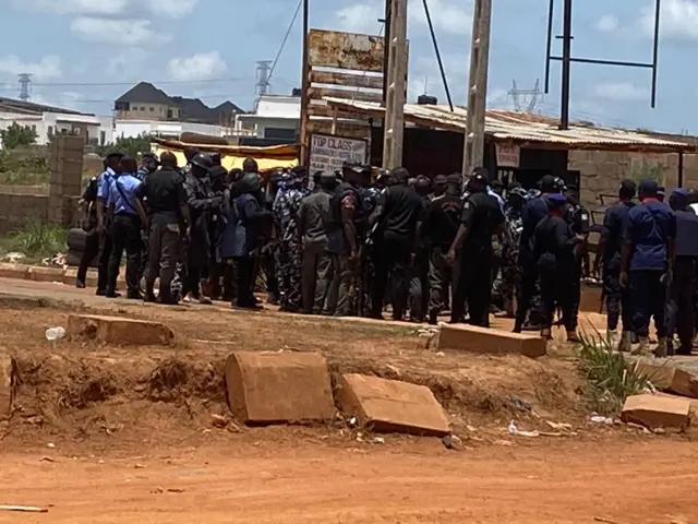 Ndị uweojii pụtara n'igwe ịhụ na a chụsara ndị mmadụ ma malite nkwatu ụlọ ndị nọ ebe ahụ