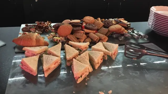 У "Голосі" пригощають сендвічами і печивом