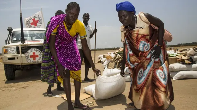 Women dey pack food go house