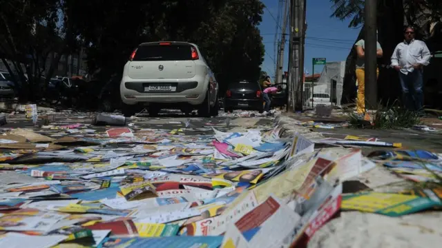 Santinhos espalhados pelo chão na eleiçãogalera bet confiavel2014,galera bet confiavelBrasília