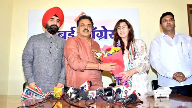 शिल्पा शिंदे यांच स्वागत करताना संजय निरुपम