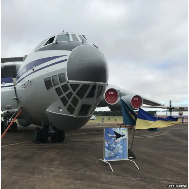 Іл-76 стояв на землі, поки Су-27 показував фігури вищого пілотажу