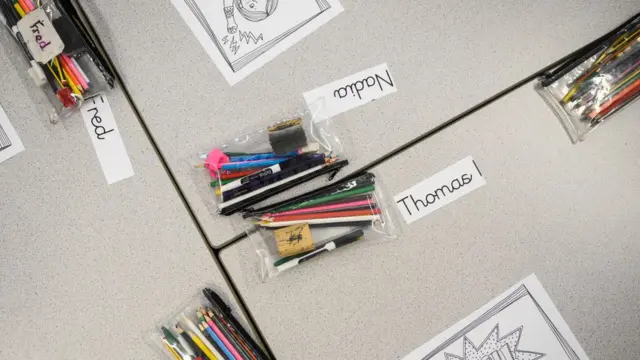 Школьные столы с именами детей.