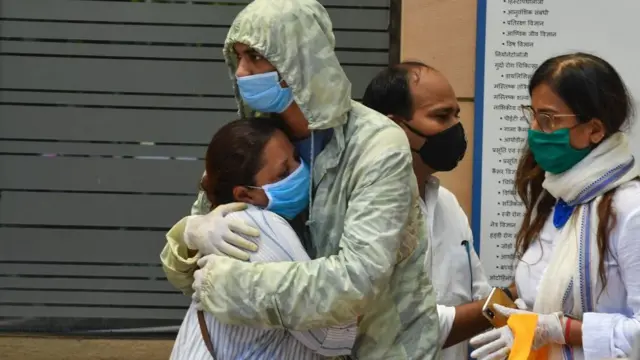 ઇરફાન ખાનના મોટા પુત્ર બાબીલ ખાન કોકિલાબહેન હૉસ્પિટલની બહાર