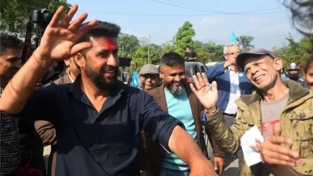 पूर्व टीवी होस्ट और इंडीपेंडेंट पार्टी के उम्मीदवार राबी लामीछाने अपने संसदीय क्षेत्र में आगे चल रहे हैं. राबी ऐसे कई नए चेहरों में से एक हैं जो नेपाली राजनीति के पुराने धुरंधरों को टक्कर दे रहे हैं