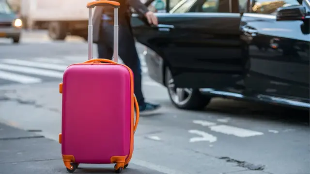 Maleta en la calle.