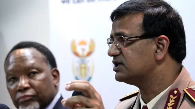 Dr Ramlakan waxa uu muddo ku dhaw 10 sano dhakhtar u ahaa Mandela