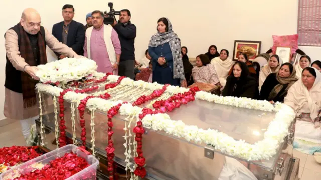 शरद यादव को श्रद्धांजलि देते केंद्रीय गृह मंत्री अमित शाह