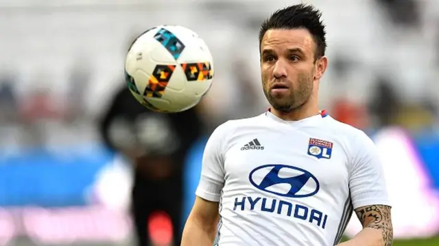 Benzema semble ensuite accuser Valbuena d'avoir inventé toute l'histoire.