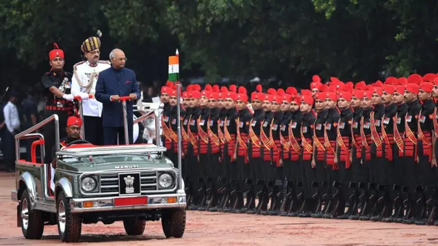 นายโกวินทร์ตรวจแถวทหารกองเกียรติยศที่ทำเนียบประธานาธิบดีในกรุงนิวเดลี