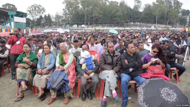 मेघालय में चुनावी रैली के दौरान लोग