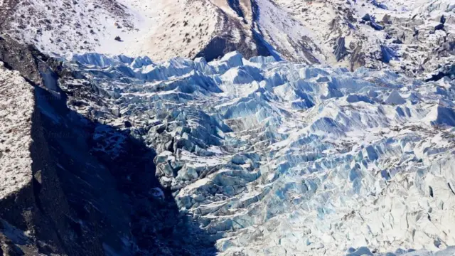 برف پوش پہاڑ