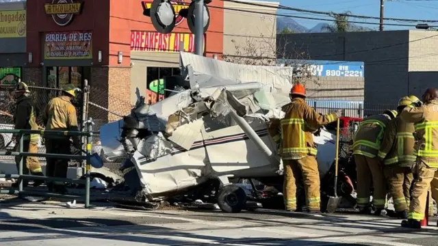 La aeronave junto a la vía del tren.