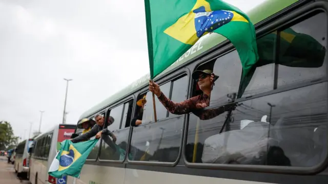 ônibus com apoiadoresbetano br appBolsonaro e bandeira do Brasil