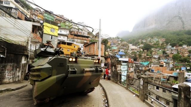 Militarización de una favela en Brasil