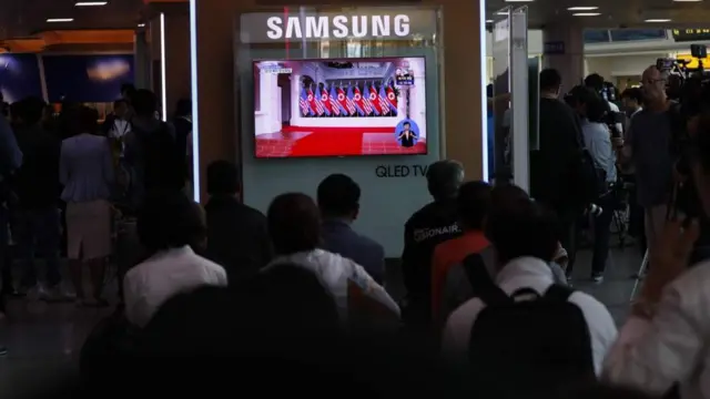 టీవీ చూస్తున్న ప్రజలు