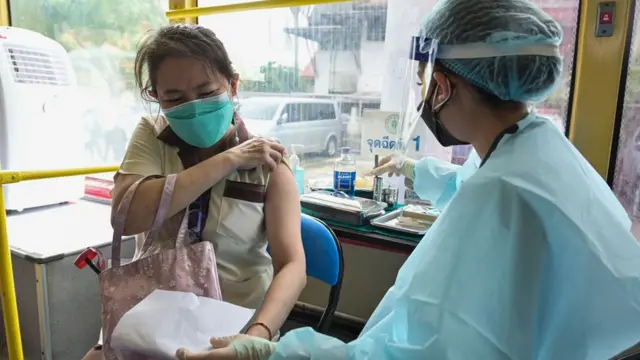 กทม. ให้บริการรถฉีดวัคซีนเคลื่อนที่ถึงบ้านตามสถานที่เสี่ยงชุมชน เริ่มต้นบริการตั้งแต่วันที่ 8 ก.ย.