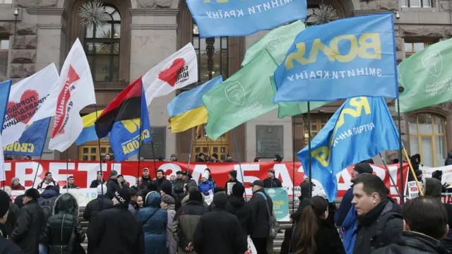 Прапори партій на акції протесту у Києві