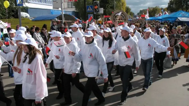 Члены РОО "Белая Русь" с флажками