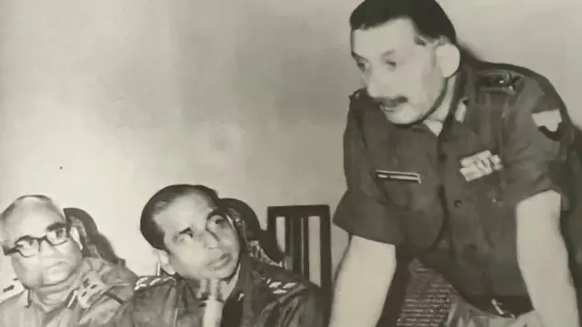 گولوک مجمدار (بائیں) اور انڈین آرمی چیف سیم مانیک شا (دائیں)