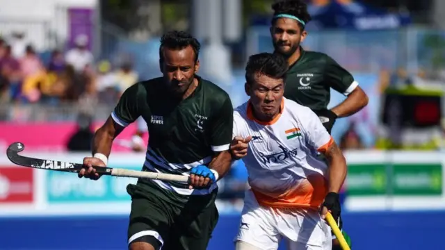 હૉકી રમતા ભારત પાકિસ્તાનના ખેલાડીઓ