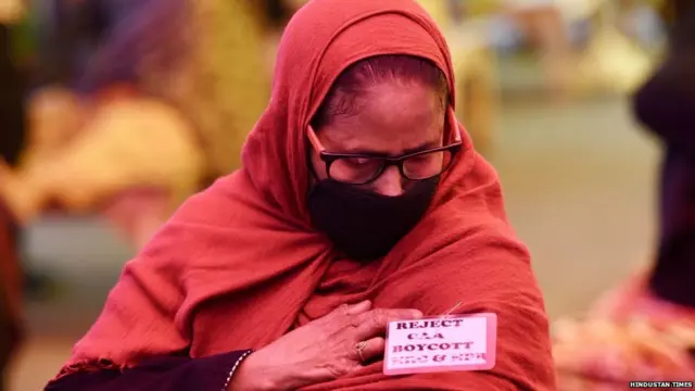 ਕੋਵਿਡ ਮਹਾਮਾਰੀ ਜਦੋਂ ਸ਼ੁਰੂ ਹੋਈ ਤਾਂ ਮੁਜ਼ਾਹਰਾਕਾਰੀਆਂ ਨੇ ਮੂੰਹ ਉੱਤੇ ਮਾਸਕ ਲਗਾ ਕੇ ਪ੍ਰਦਰਸ਼ਨ ਵਿੱਚ ਹਿੱਸਾ ਲਿਆ