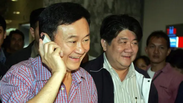 ภูมิธรรมยืนเคียงคู่ทักษิณ เมื่อ ก.พ. 2549 โดยเขาเคยประเมินสถานการณ์ว่าผู้นำไม่ควรไปต่างประเทศ เพราะจะเปิดโอกาสให้มีการยึดอำนาจได้โดยง่าย สุดท้ายคำพยากรณ์ของเขาเป็นจริง