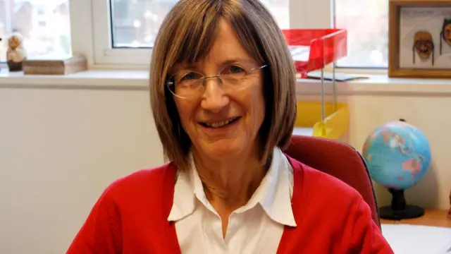 "Носители английского, как правило, не знают других языков и с трудом переключаются на другой вариант языка", - считает профессор Дженнифер Дженкинс