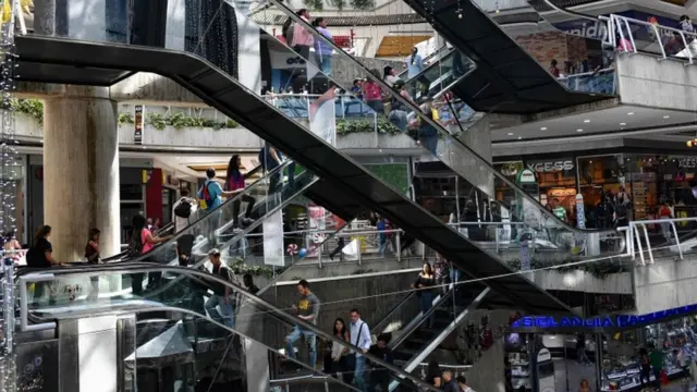 Interior del Centro Comercial Sambil, en Caracas, Venezuela