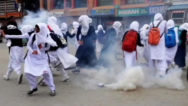 கூட்டத்தை கலைப்பதற்காக, காவல்துறையினர் கண்ணீர் புகைகுண்டுகளை ஆங்காங்கே பயன்படுத்தினார்கள்.