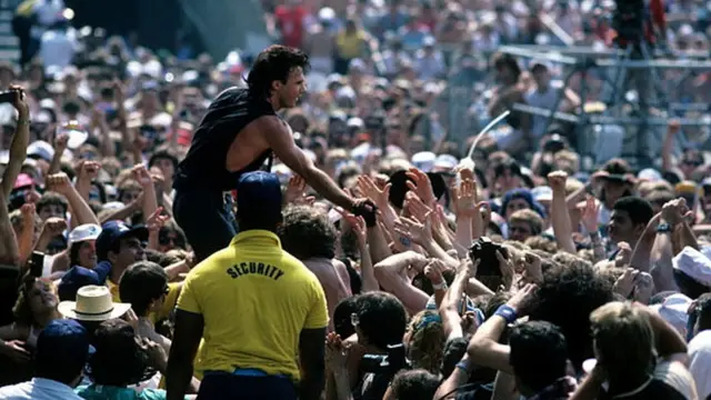 Брюс Спрингстин көп саатка созулган континенттер аралык телемарафонго катышкан 50 супер жылдыздын бири эле.