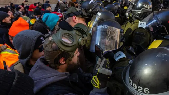 Manifestantes llevan máscaras de protección