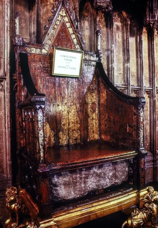 历代苏格兰国王加冕使用的"命运之石"自1296年被英王爱德华一世从苏格兰偷走之后就一直放在"爱德华宝座"下面，每位英国君主都坐在宝座上出席加冕仪式