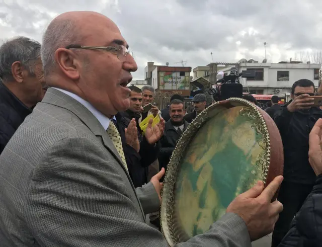 CHP Milletvekili Mahmut Tanal hızını alamayıp, orda bulunan bir defi eline alıp vatandaştan hayır oyu istedi.