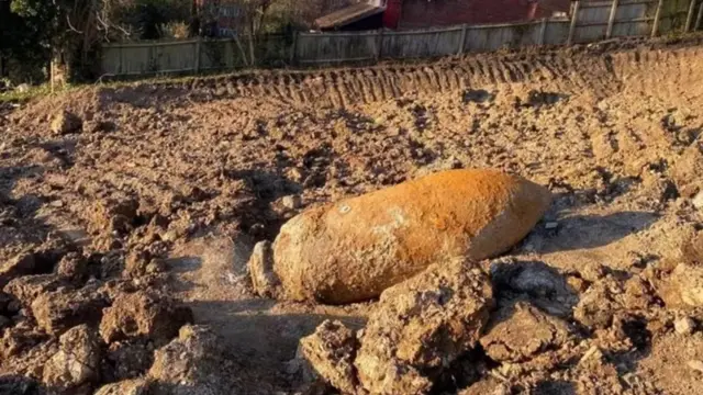 मागच्याच वर्षी ब्रिटनमध्ये न फुटलेला दुसऱ्या महायुद्धाच्या काळातला बॉम्ब सापडला होता