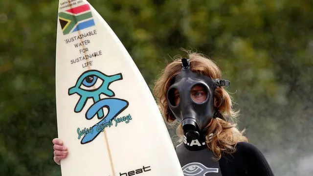 Активистка движения "Серферы против сточных вод" на акции протеста на Трафальгарской площади в Лондоне, 22 августа 2022 года