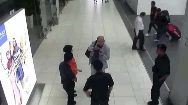 وروسته تر هغه چې پر ښاغلي کیم په کولالامپور هوايي ډګر کې برید وشو، پولسو ته یې د مرستې مراجعه وکړه