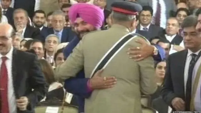 સિદ્ધુ પાકિસ્તાનના સેના પ્રમુખ કમર જાવેદ બાજવા