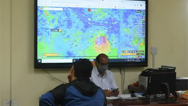 తుపాను గమనాన్ని పరిశీలిస్తున్న వాతావరణ శాఖ సిబ్బంది