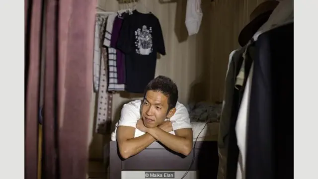 Dalam seri foto potret karya Maika Elan ini, kita melihate Ikuo Nakamura, 34, seorang hikikomori yang mengunci diri di kamarnya selama tujuh tahun.