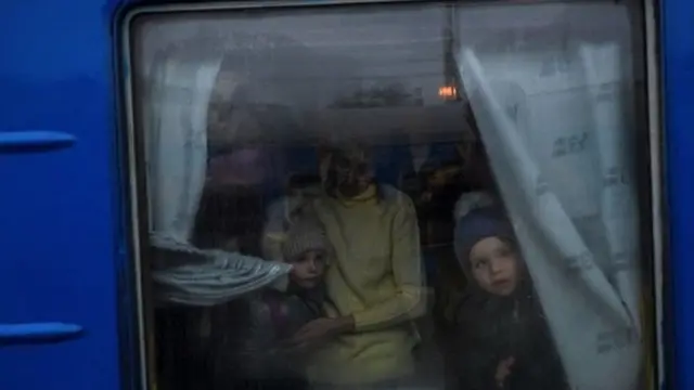 مشهد توديع أسرة أوكرانية لوالدهم