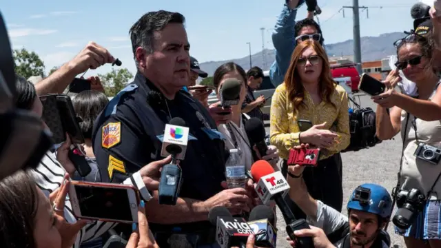 पत्रकारों को जानकारी देते सार्जेंट रोबर्ट गोमेज़