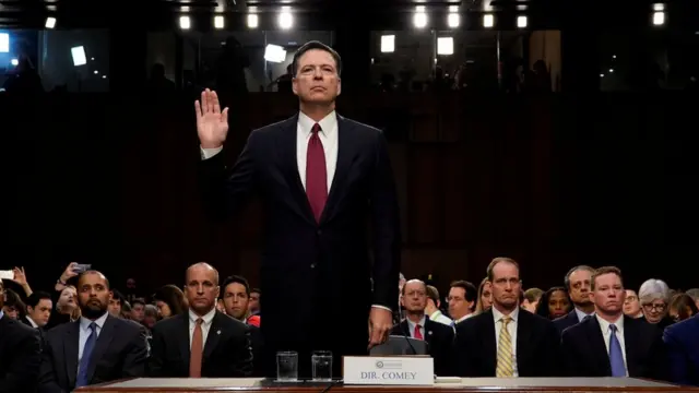 Comey jurando ante el Comité de Inteligencia del Senado.