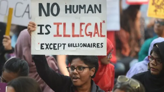 दिल्ली-जगह: ''कोई इंसान अवैध नहीं है...सिवाय अरबपतियों के''