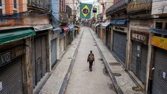 Homem caminhacomo pegar o dinheiro no sportingbetrua comercial vazia