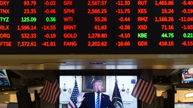 Una imagen de Trump en un televisor en la bolsa de Nueva York.