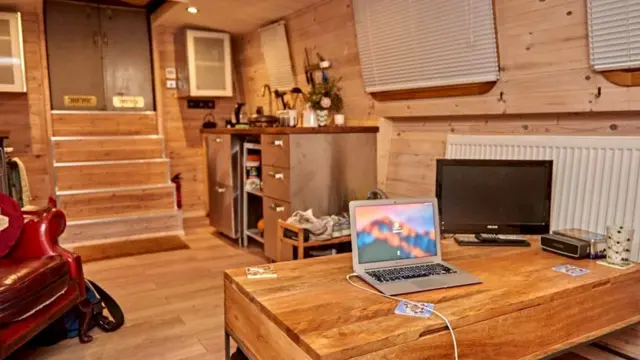 В таком просторном доме на воде, как этот, чувствуешь себя как в плавучем альпийском лыжном домике